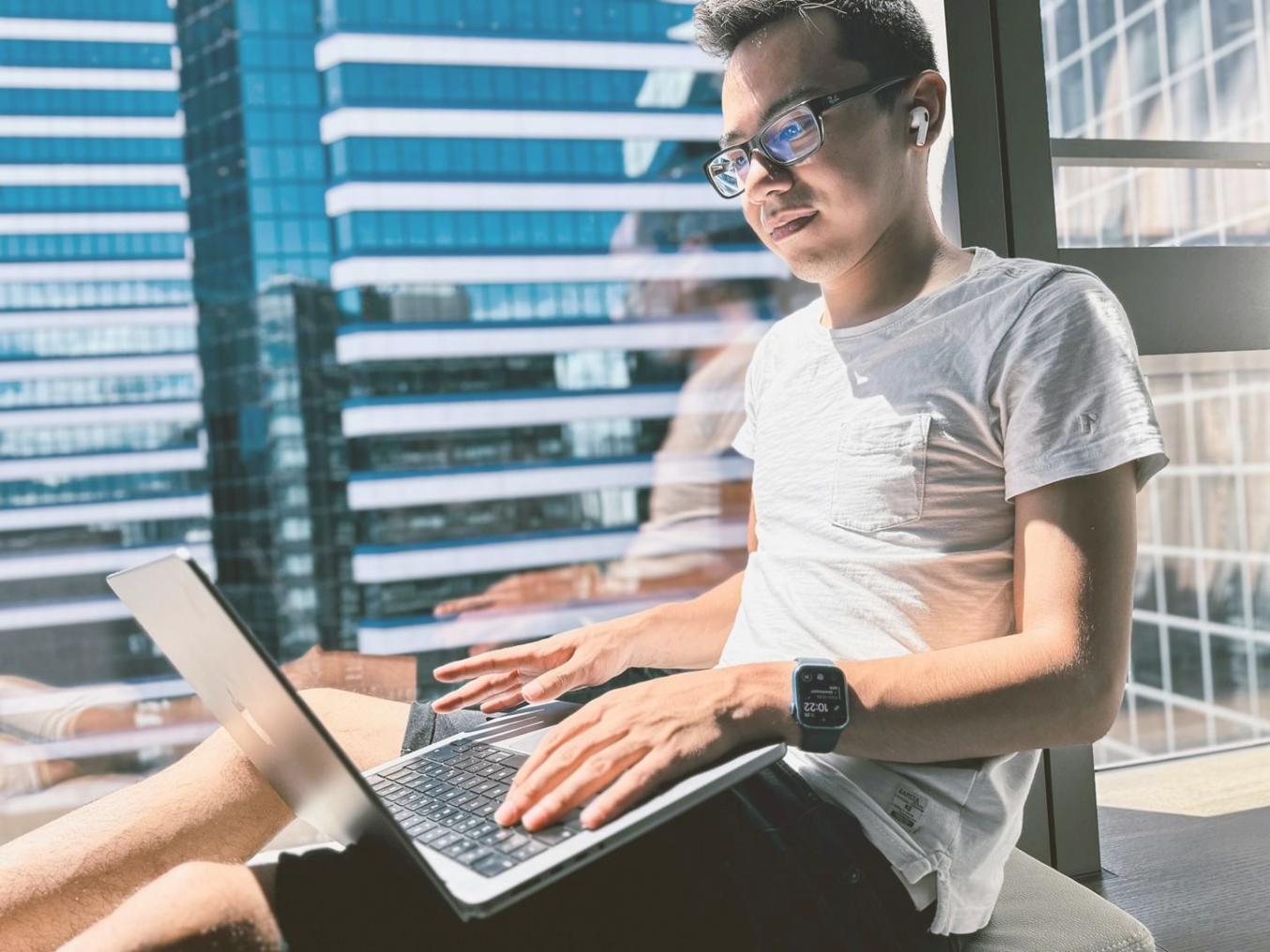 Environnement d'apprentissage moderne avec équipements technologiques pour la formation financière