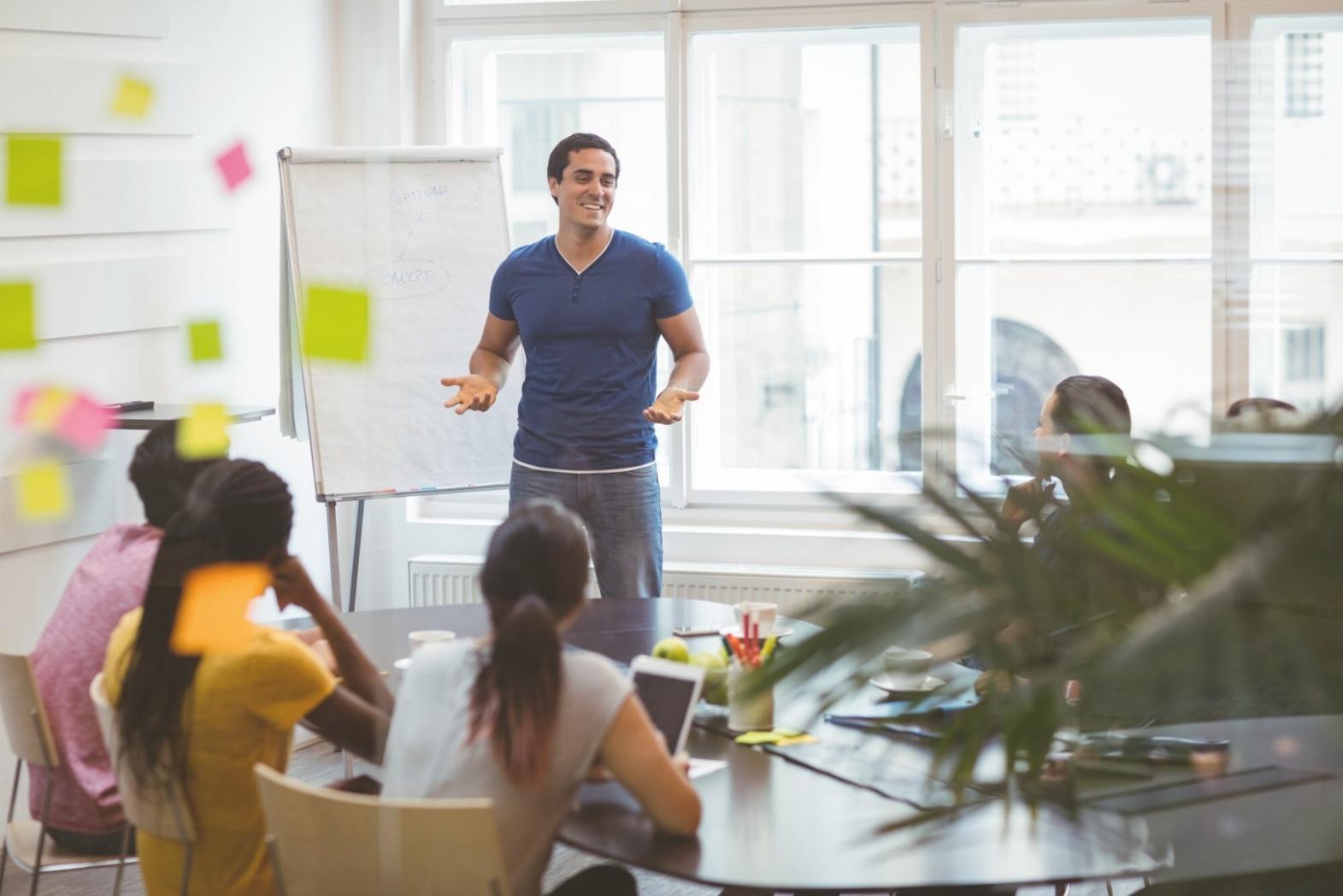 Professionnel analysant des données financières avec des graphiques et tableaux