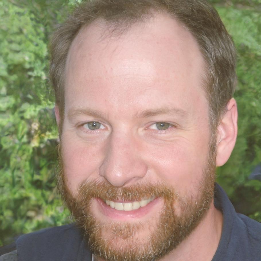Portrait de Maxence Roussel, formateur expert en benchmarking budgétaire